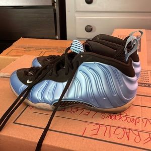 Nike Air Foamposites Size 10. Used, does not come with original box.
